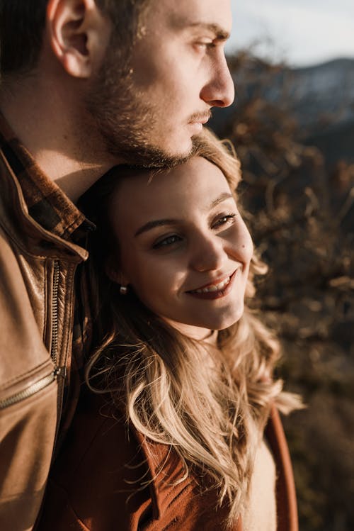 Foto profissional grátis de abraçando, afeição, amor