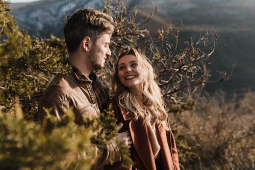 Foto profissional grátis de afeição, alegre, amor