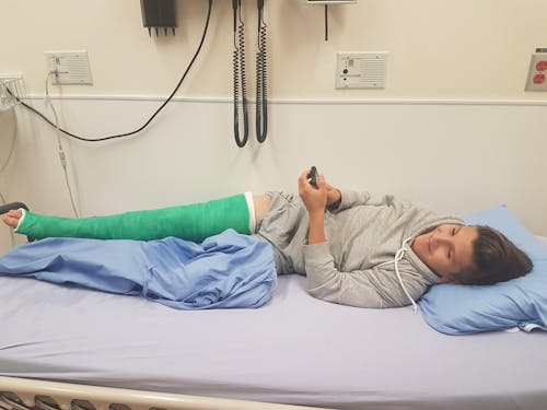 Free stock photo of hockey injury, knee cast, young lad in hospital