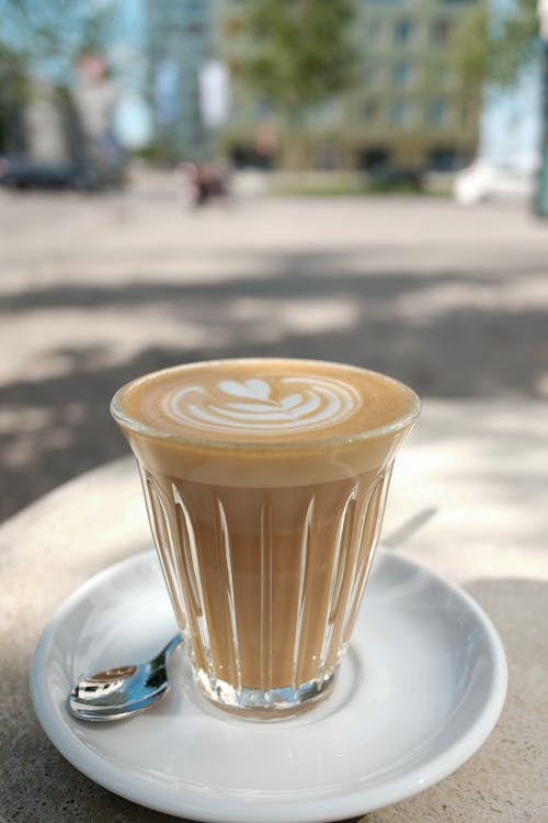 bir fincan kahve, cappuccino, çay kaşığı içeren Ücretsiz stok fotoğraf