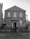 这张黑白照片展示了英国老式教堂的经典建筑立面