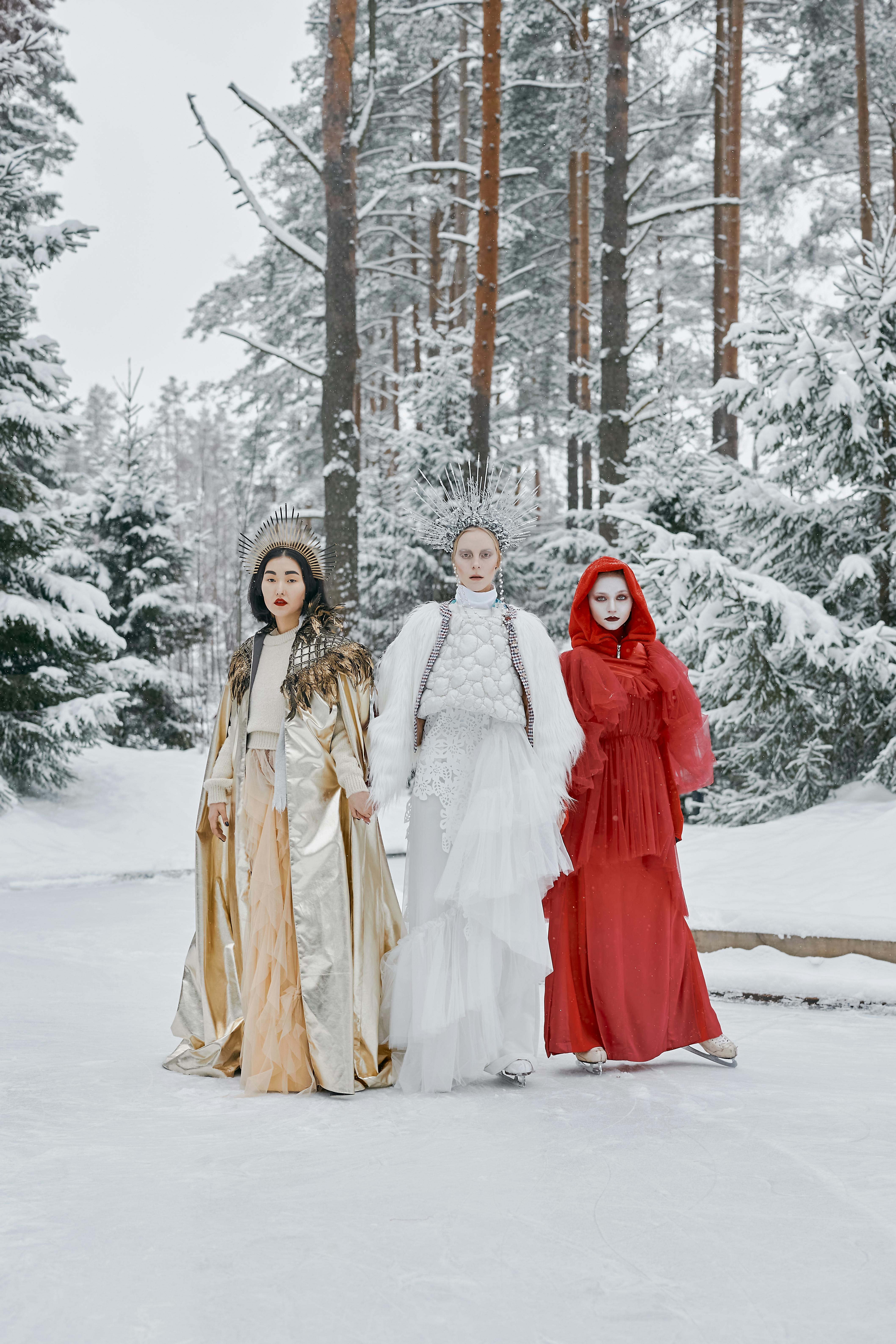 Hermosa Mujer Vistiendo Ropa De Invierno Cálido, Apoyado Contra Un Árbol,  Pensativo, Disfrutando De Un Día De Invierno Cubierto De Nieve En La  Naturaleza Fotos, retratos, imágenes y fotografía de archivo libres