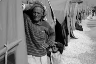 难民营中难民的黑白形象突出了人性和韧性