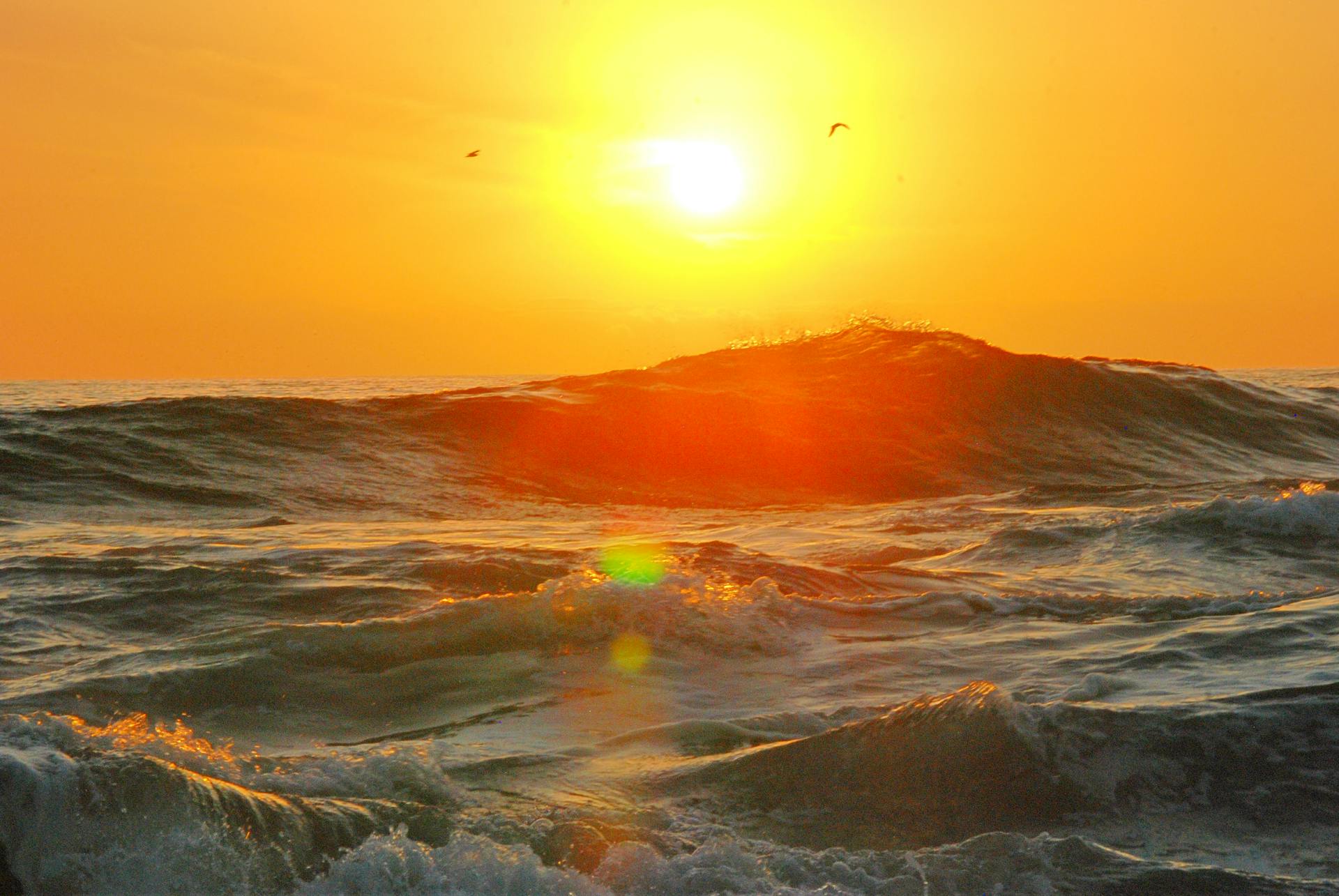 Peaceful ocean waves bask in the warm glow of a Chilean sunset, capturing tranquility and natural beauty.