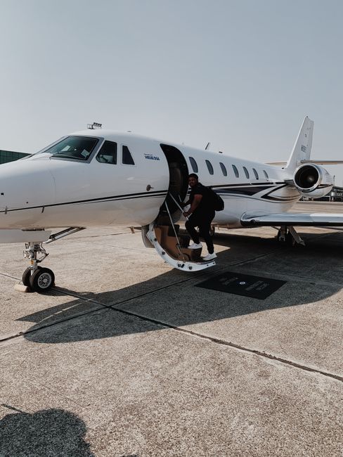 5 Ways Professional Chauffeurs Solve Airport Transfer Stress 5 A side-by-side comparison illustrating the superior features of professional chauffeur services versus other airport transfer options