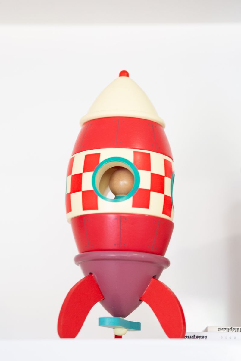 Foguete de brinquedo vermelho e branco