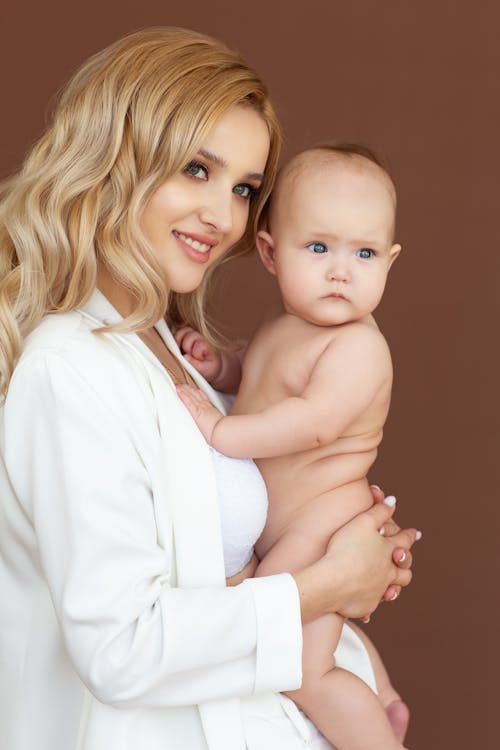 Foto profissional grátis de bebê, cabelo comprido, holding