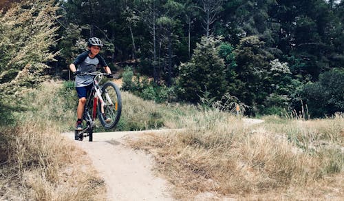 Foto Des Jungen, Der Fahrrad Fährt