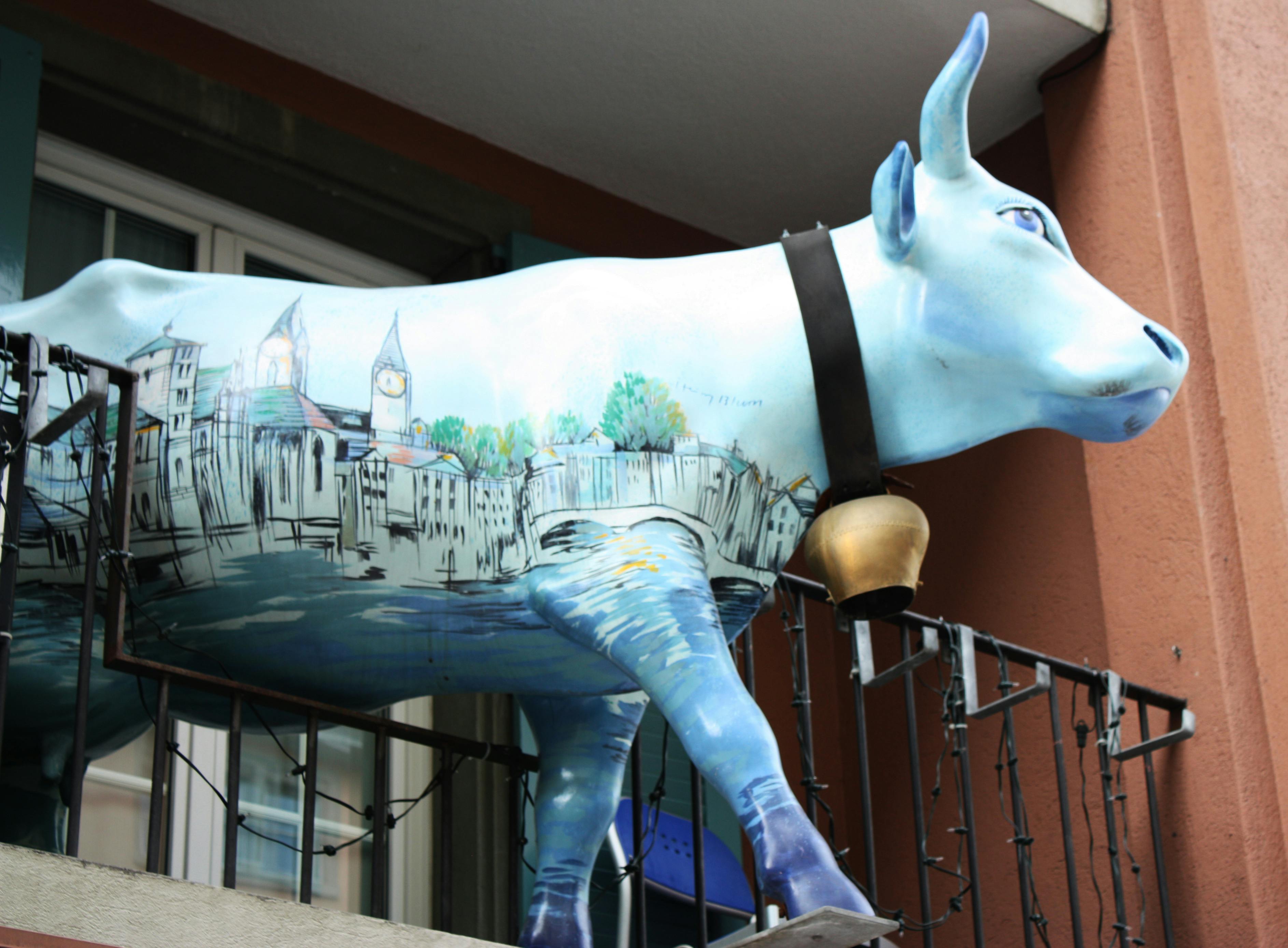 Người phụ nữ sử dụng điện thoại đặt vé máy bay