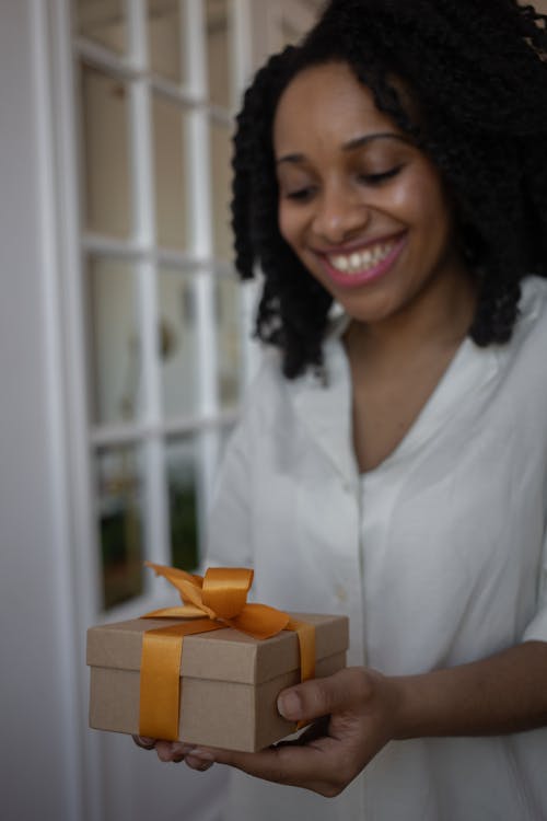 Kostnadsfri bild av afrikansk amerikan kvinna, håller, present