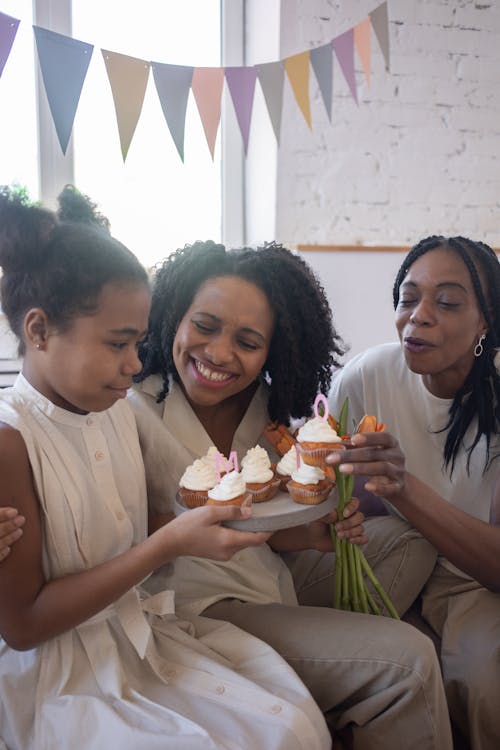 Foto profissional grátis de alegre, celebração, cupcakes