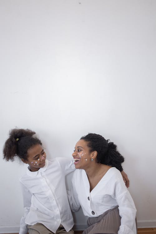 afrikalı-amerikalı çocuk, afrikalı-amerikalı kadın, arkadaşlık içeren Ücretsiz stok fotoğraf