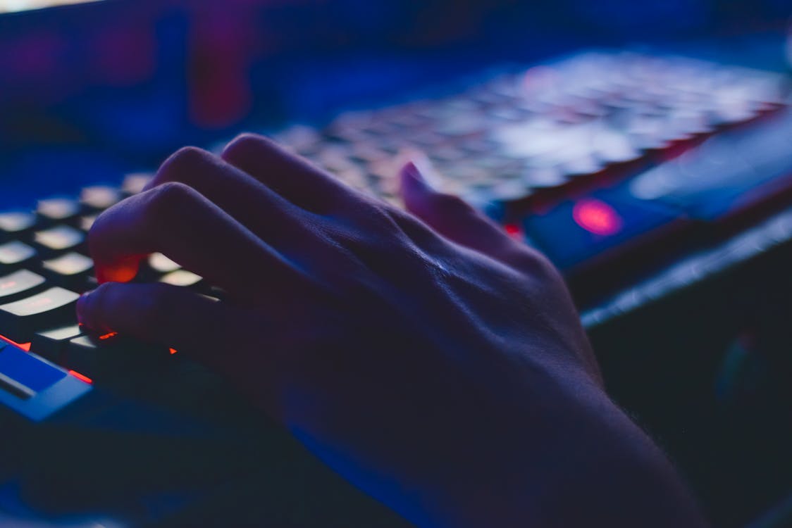 Foto de persona escribiendo en el teclado de la computadora