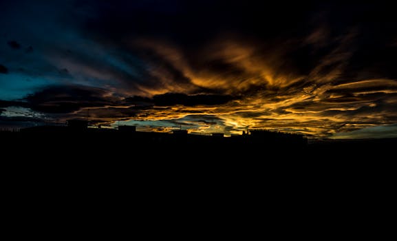 城市天际线上演了一场戏剧性的金色日落，呈现出宁静祥和的景色