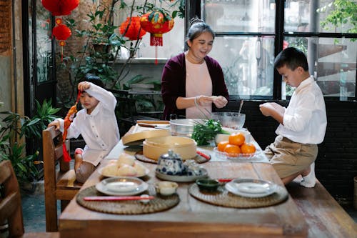 Kostnadsfri bild av ångade fyllda bullar, apelsiner, asiatisk kvinna