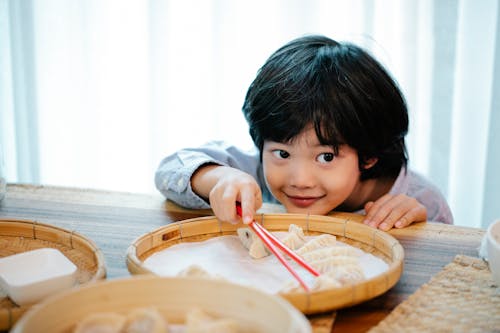 Základová fotografie zdarma na téma asijský kluk, dítě, jídlo