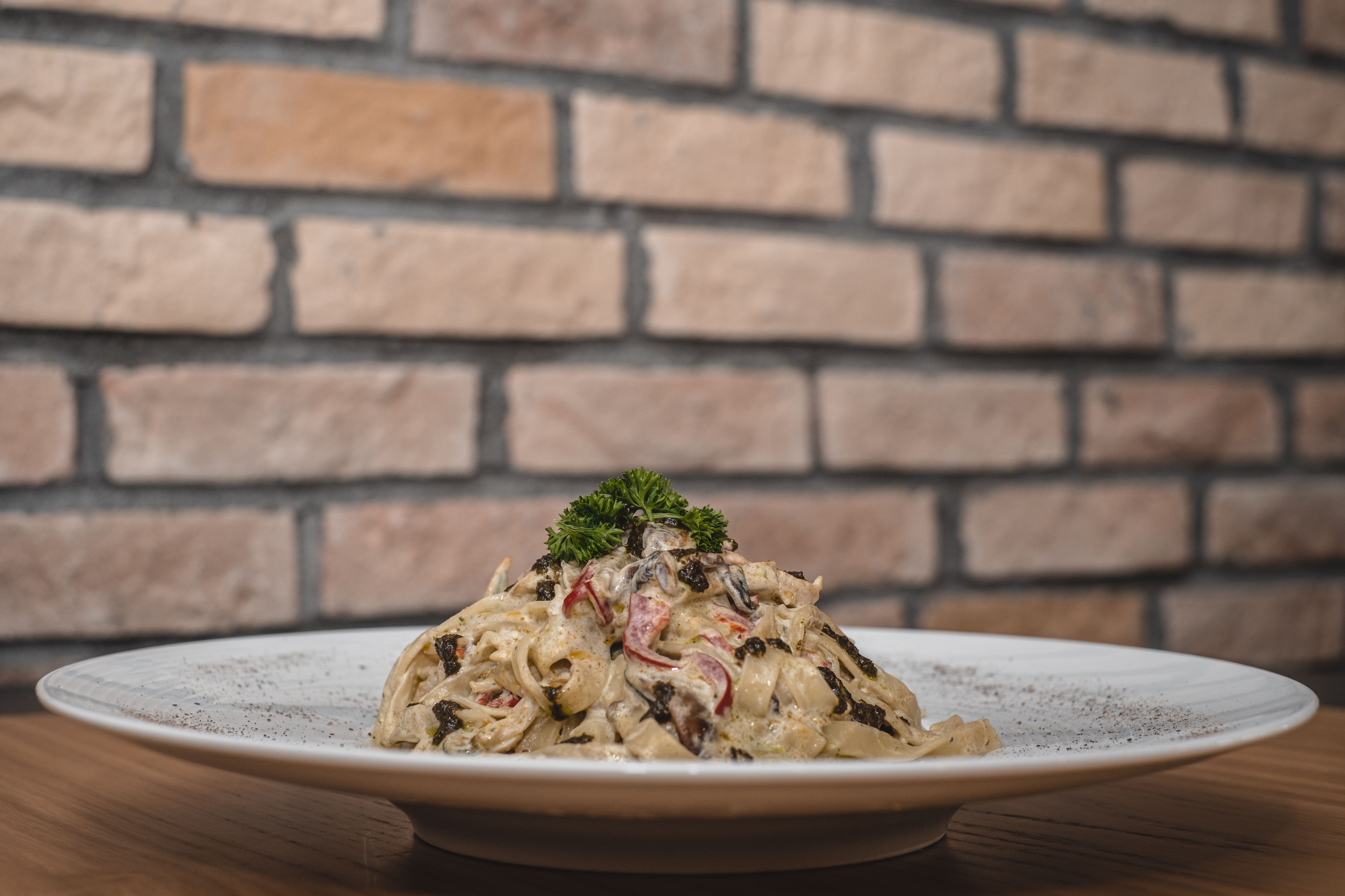 Plato de pasta con salsa de tomate fresca y albahaca.