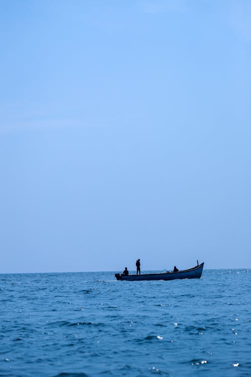 Fotos de stock gratuitas de barco de pesca, cielo azul, mar