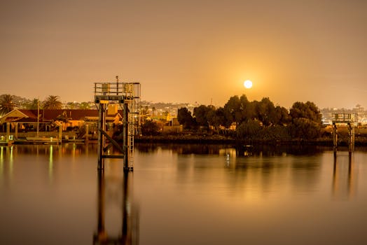 圣地亚哥海滨的夜景宁静，月光映照水面，平静的氛围令人放松