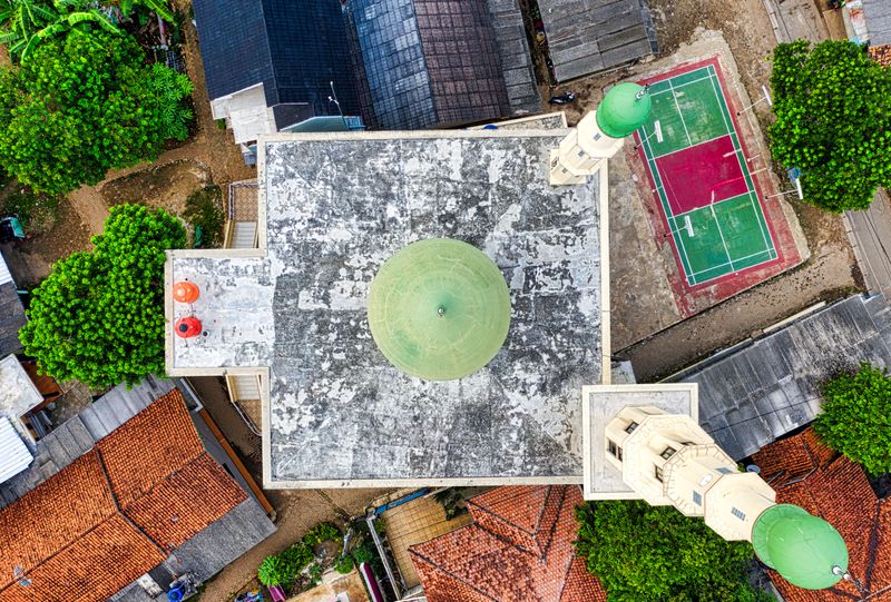 Tampak udara bangunan masjid dengan kubah hijau dan menara