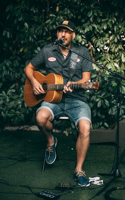 adam, akustik, çalmak içeren Ücretsiz stok fotoğraf