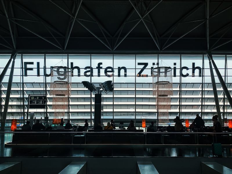 Reisende Silhouetten im Flughafen Zürich