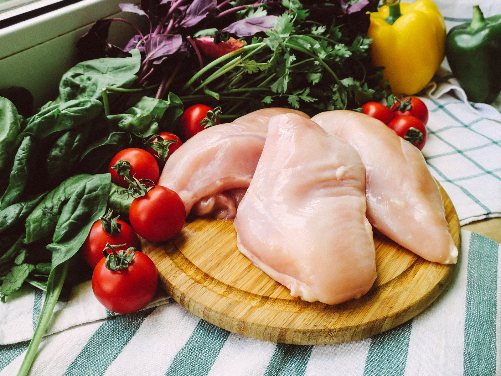 Frozen Chicken from Brazil, wholesale export supplier (Halal-certified Brazilian poultry, IQF-frozen and export-ready.)