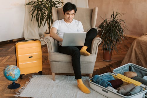 Ingyenes stockfotó ázsiai férfi, bőröndök, csomagok témában Stockfotó