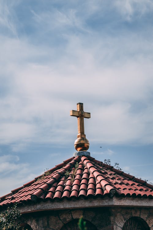 Foto profissional grátis de capela, céu azul, cobertura
