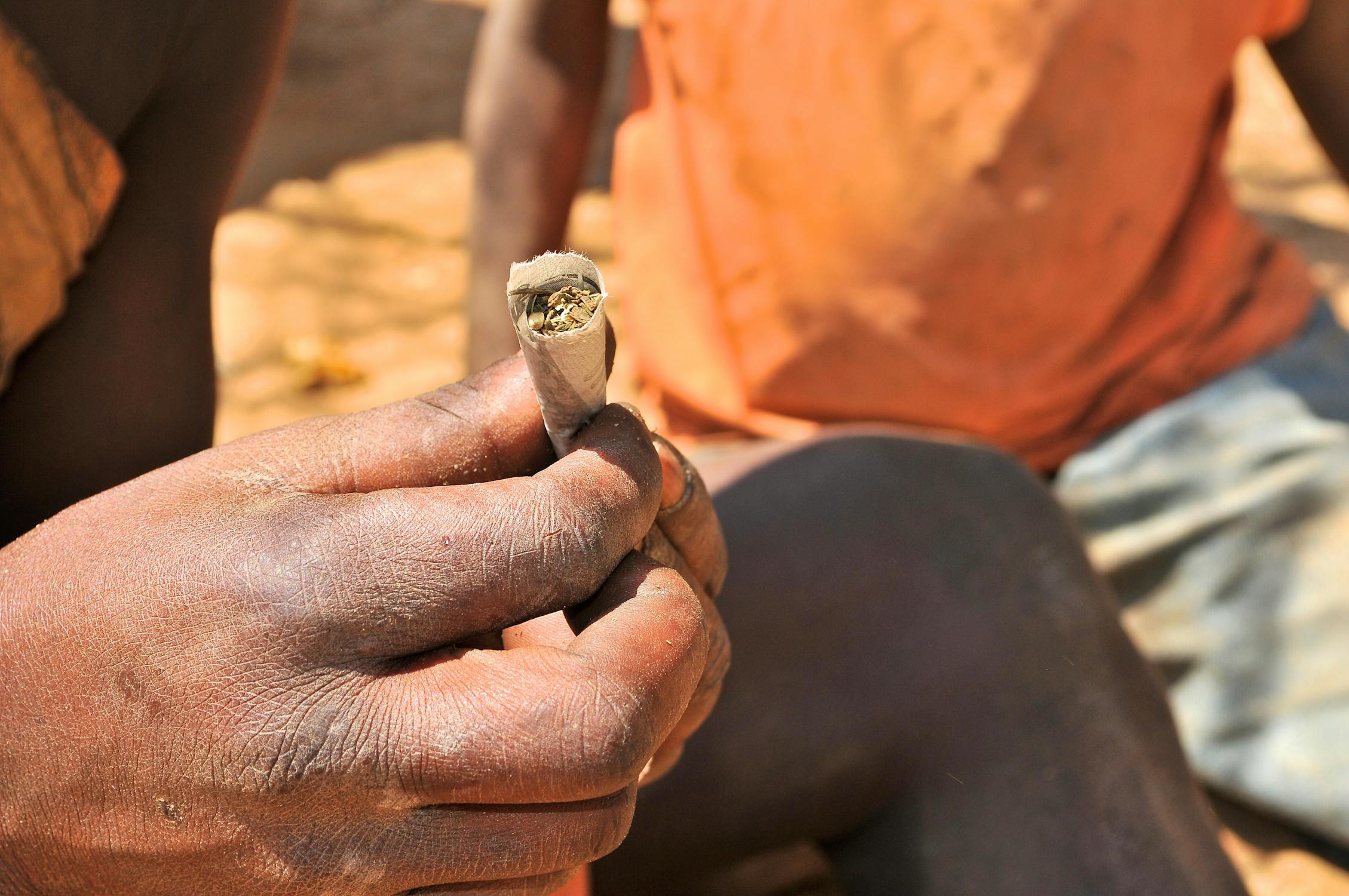 Personne travaillant sur un ordinateur avec des graphiques de croissance, symbolisant l'augmentation des revenus en freelance