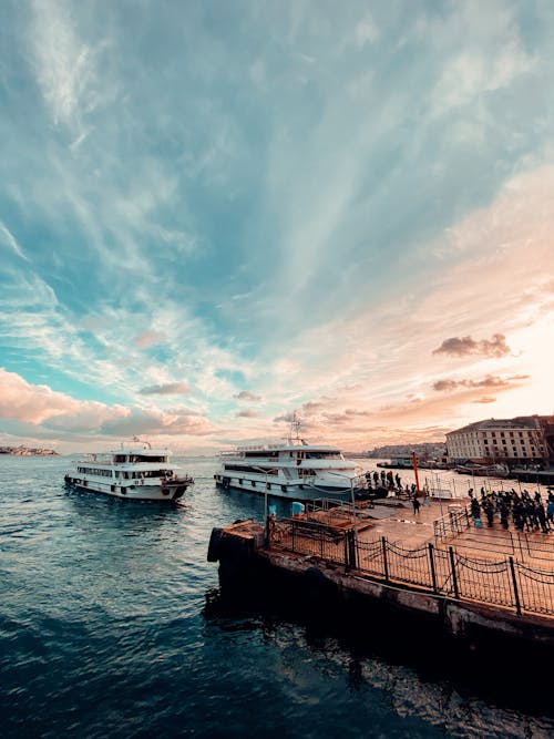 Foto profissional grátis de alvorecer, baía, barcos