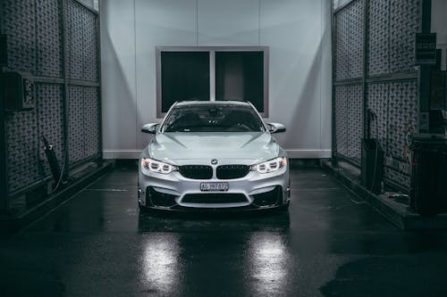 beyaz araba, BMW, farlar içeren Ücretsiz stok fotoğraf