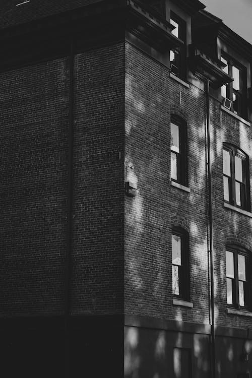 Fotos de stock gratuitas de blanco y negro, edificio, edificio de apartamentos