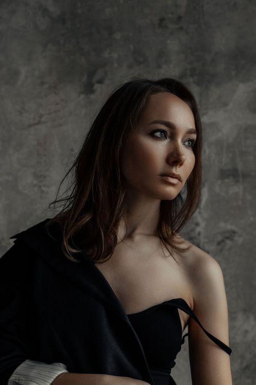 Free Moody portrait of a young woman looking away in a Moscow studio setting. Stock Photo