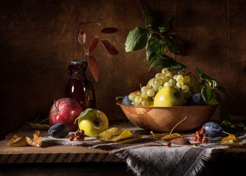 Free A beautifully arranged still life with apples, grapes, and plums, evoking a rustic autumn feel. Stock Photo