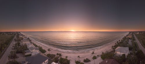 Bezpłatne Panoramiczna Fotografia Plaży Podczas Złotej Godziny Zdjęcie z galerii