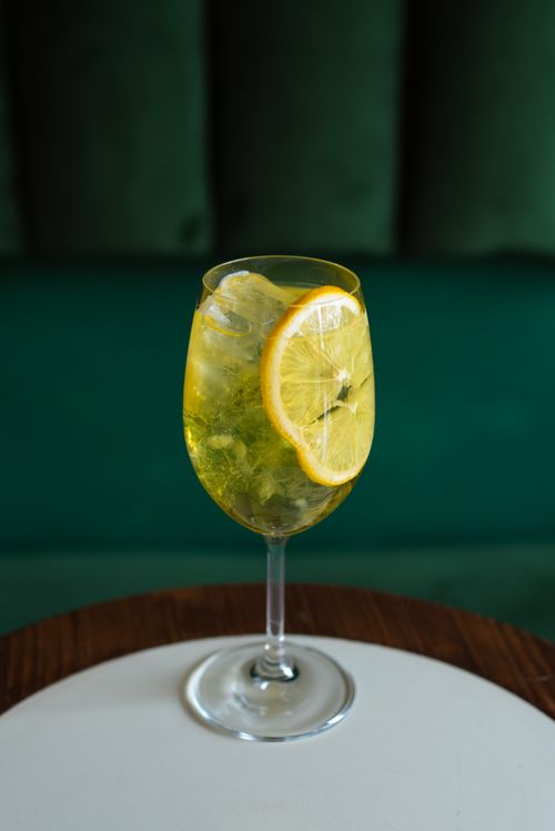 Free Crisp lemon cocktail with ice in a goblet, perfect for refreshment. Stock Photo