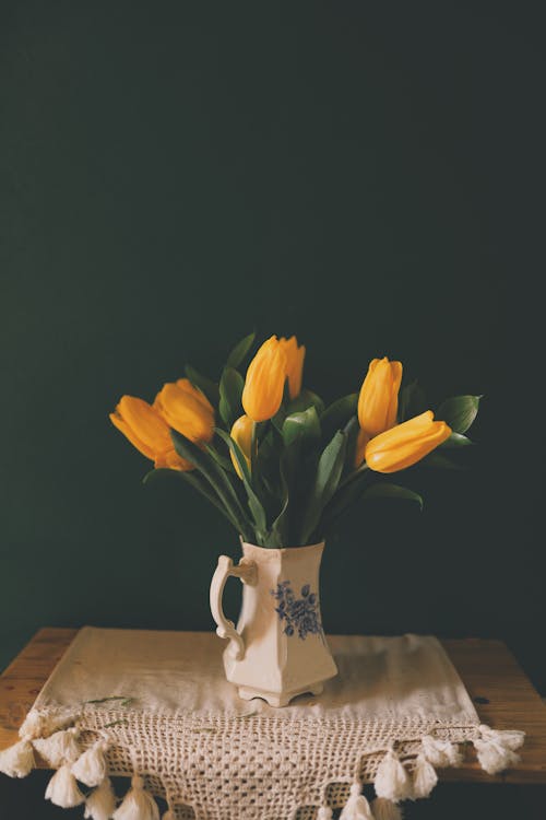 Foto stok gratis alas meja, bunga kuning, bunga tulip