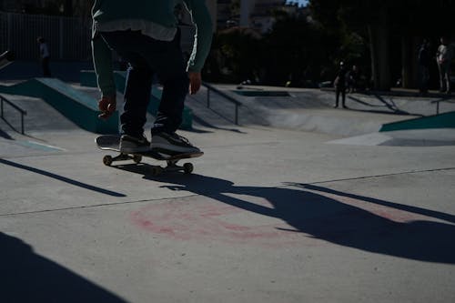 Fotobanka s bezplatnými fotkami na tému koliesková korčuľa, skatepark