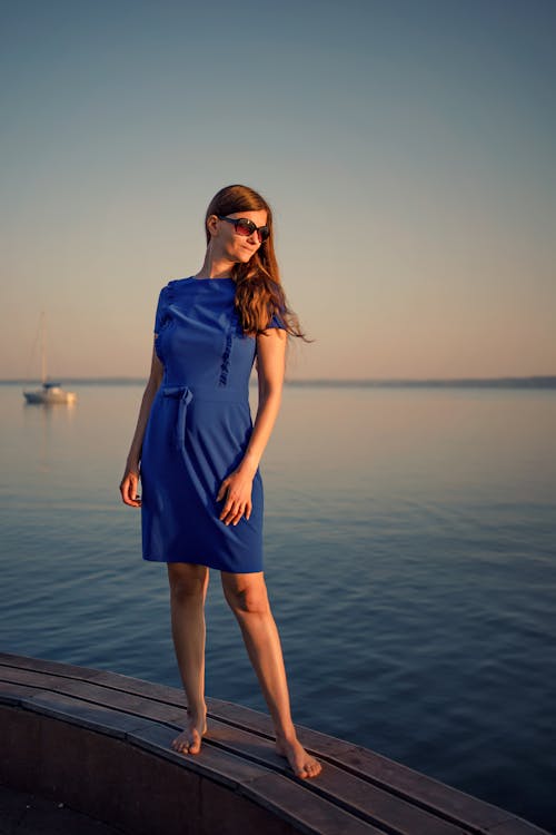 Gratis lagerfoto af bare footed, blå kjole, kvinde