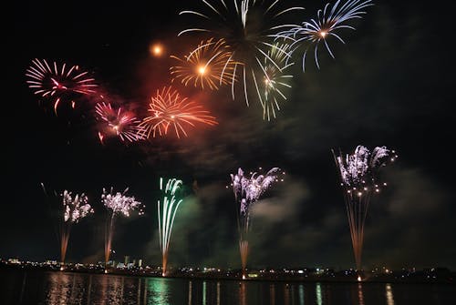 Rood Groen En Blauw Vuurwerk Tijdens De Nacht