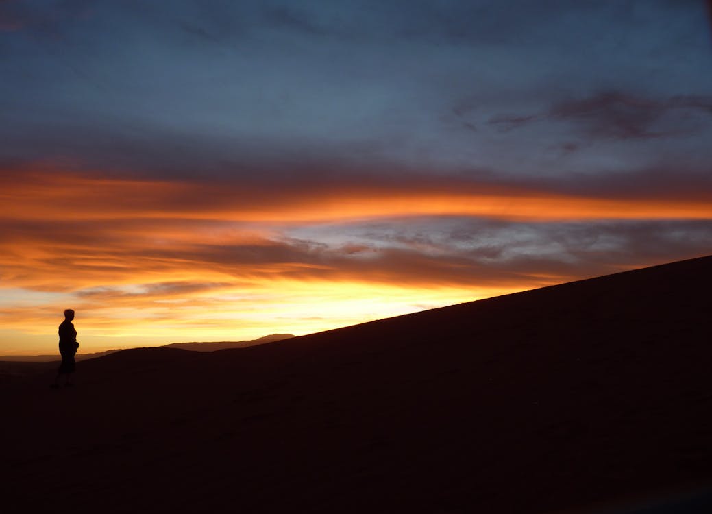 夕日に向かって立っている人のシルエット 無料の写真素材 夕日に向かって立っている人のシルエット 無料の写真素材