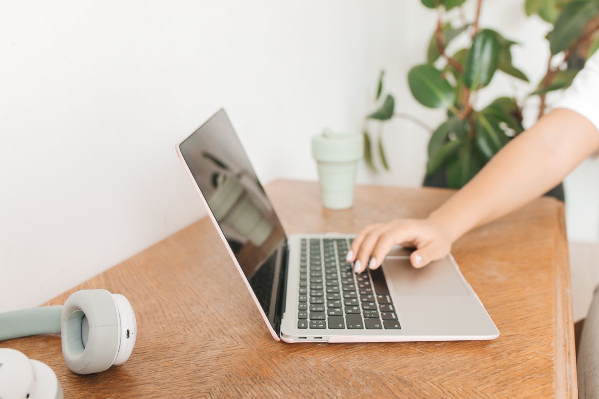 Masaüstü bilgisayar başında online bahis platformu kullanan kişi