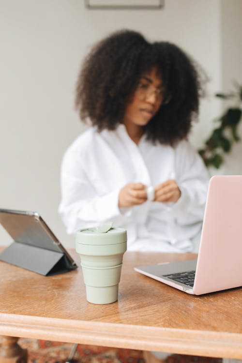 Free Afro-Haired Woman in White Shirt Working from Home Stock Photo