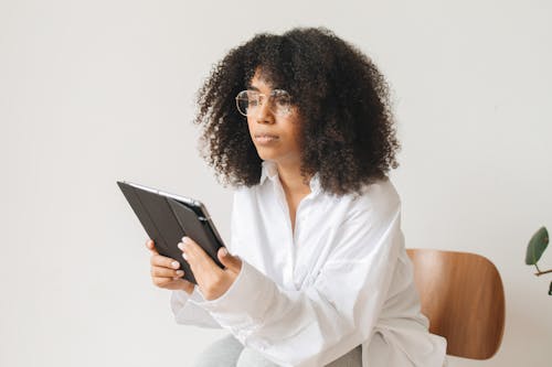 Gratis stockfoto met afro haar, Afro-Amerikaanse vrouw, bril