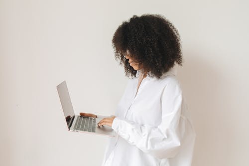 Free Afro-Haired Woman Holding a Laptop Stock Photo