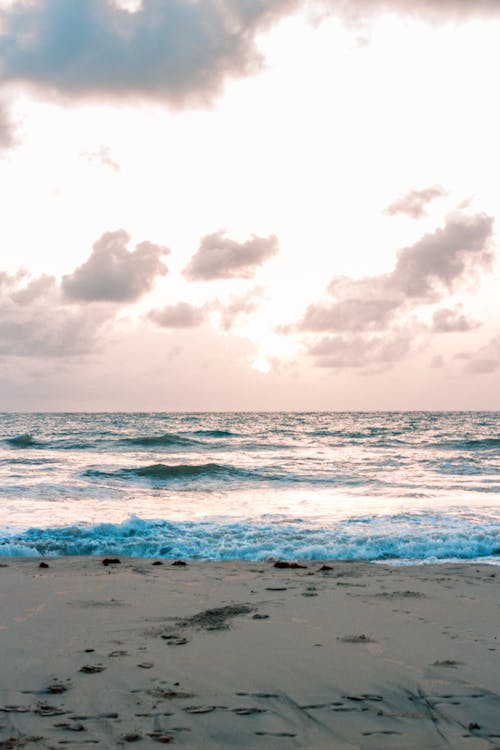 Ilmainen kuvapankkikuva tunnisteilla aallot, auringonlasku, hiekka Kuvapankkikuva