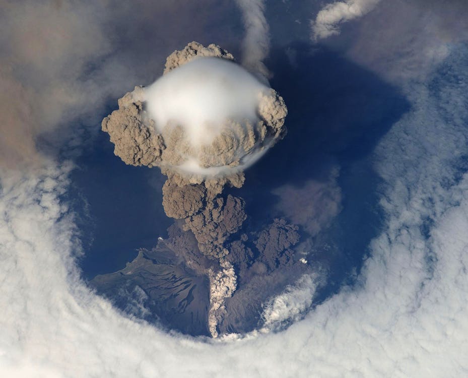 Fotobanka s bezplatnými fotkami na tému erupcia, oblak dymu, pohľad z vtáčej perspektívy