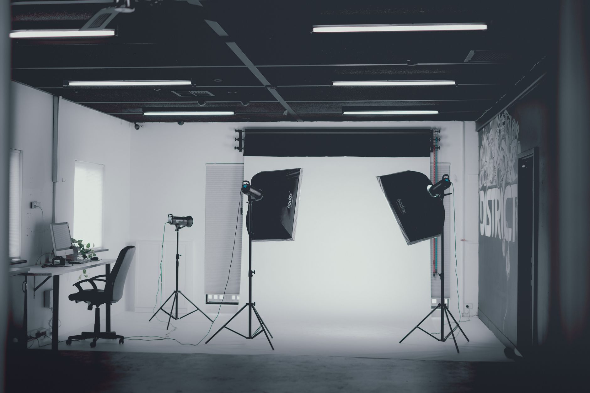 Fotografowanie produktu na białym tle z użyciem softboxów i statywu