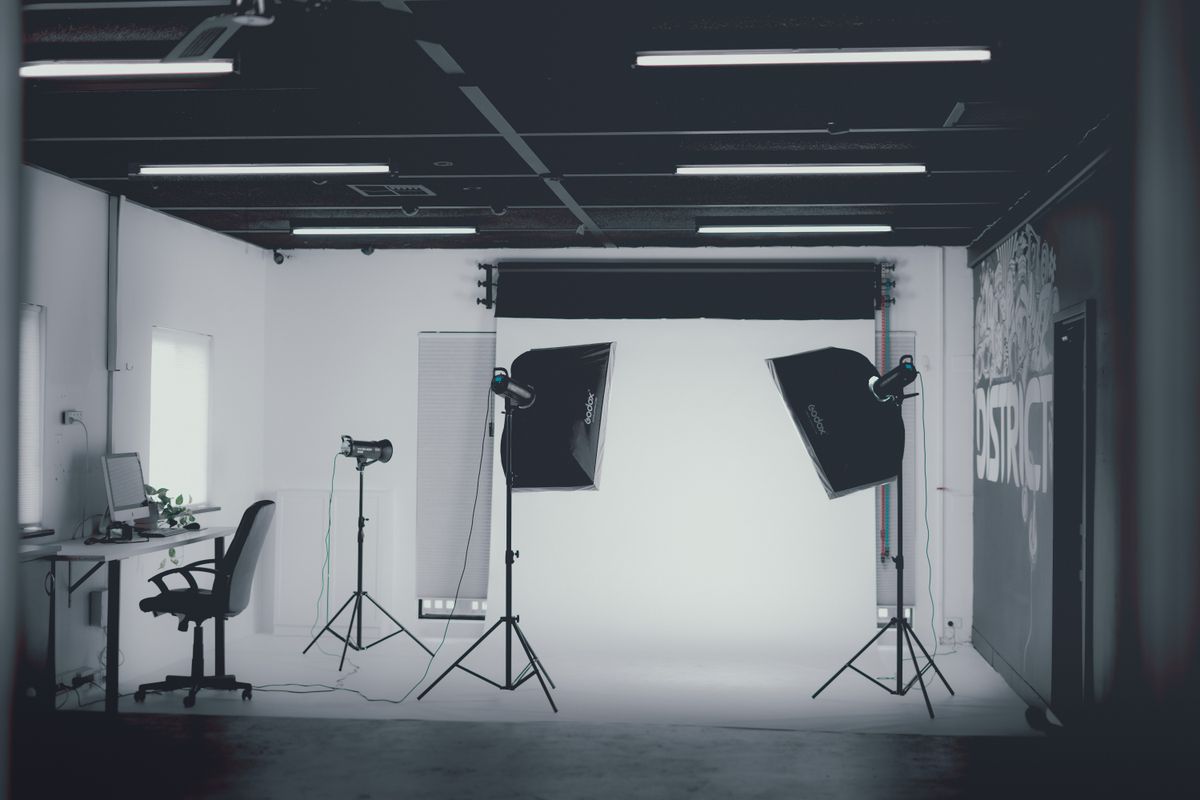 Set-Aufbau im Studio mit Team hinter den Kulissen